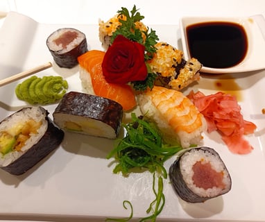 bandeja con variedad de sushi