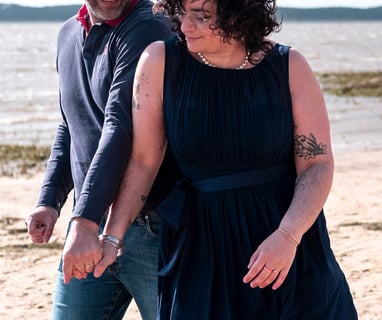 Couple dansant sur la plage