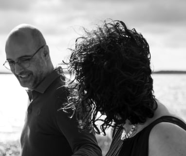Un couple riant au soleil au bassin d'arcachon