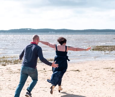 Couple courant sur la plage du Bassin d'Arcachon