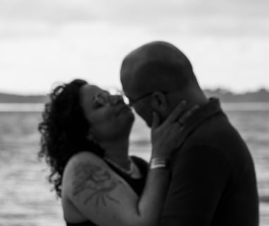 Un couple s'enlace sur la plage d'Arès