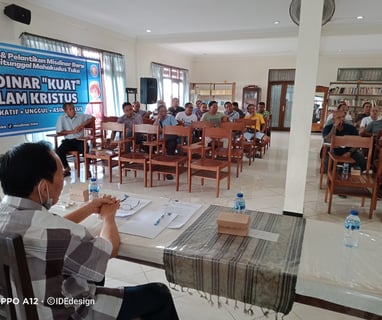 Narasumber bersama tokoh warga Paroki Tri Tunggal Maha Kudus Tuka
