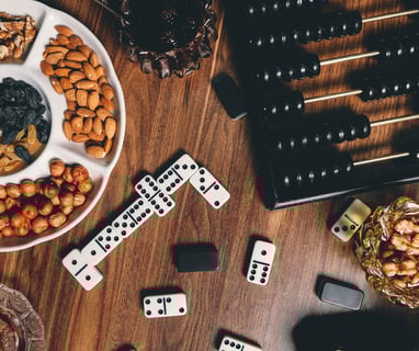une table avec des biscuits apéritifs et des jeux