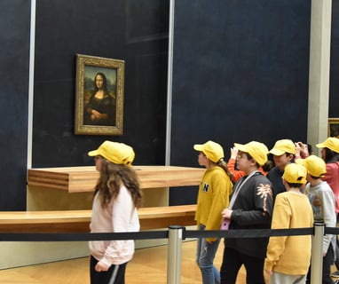Students with yellow hats passing in front of the Mona Lisa