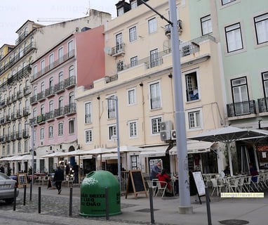 A row of bright differently colored but uniformly looking Pombaline buildings