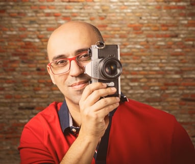 O fotógrafo Júlio Reis segurando uma camera antiga, dada pelo seu pai