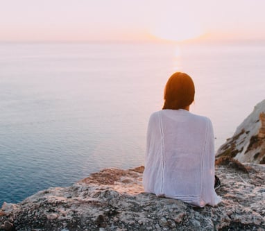 Fermme regarde l'horizon