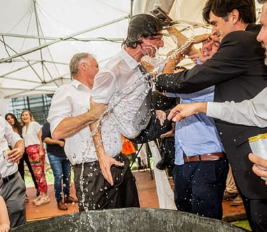 el novio es sacado del agua groom