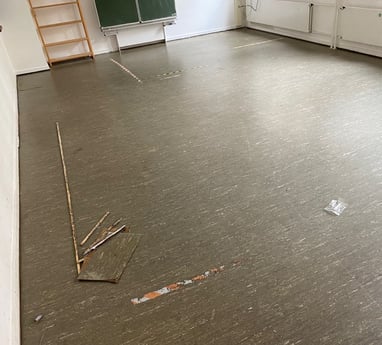 Erneuerung des Bodens mit Linoleum