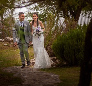 novios llegando a la ceremonia de civil en aldea de los cocos, fotoógrafos de casamientos