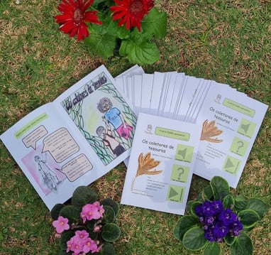 fanzines impressos do FanBio sobre a grama e flores