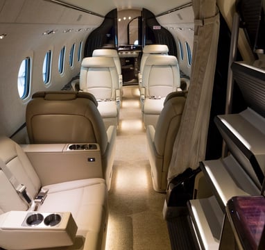 Intérieur d'un Cessna Citation Latitude jet privé avec Airailes en Alsace