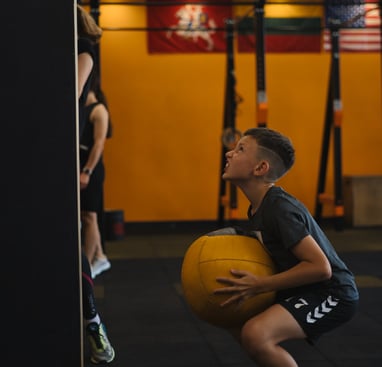 Vaikų treniruotės Šiauliuose. CrossFit Kids. Smagios vaikų treniruotės