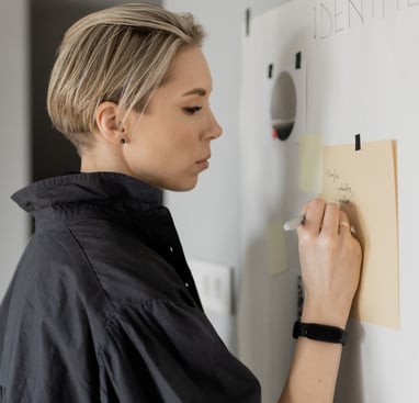 Simona Damulienė vizualinio identiteto dizainerė ir logotipų kūrėja