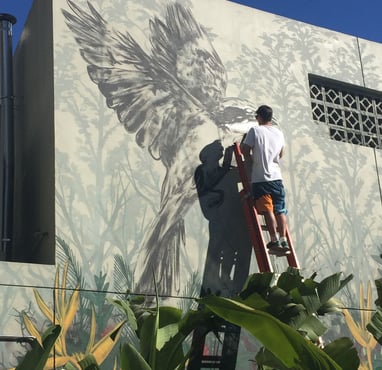 Marcos Heis pintando el mural