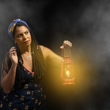 Uma mulher segurando uma lamparina, com ar de suspense e curiosidade, num fundo escuro e com fumaça