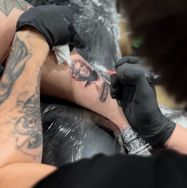 Detalus marilyn monroe portretas ant odos. Ka daryti prieš darantis tatuiruotę