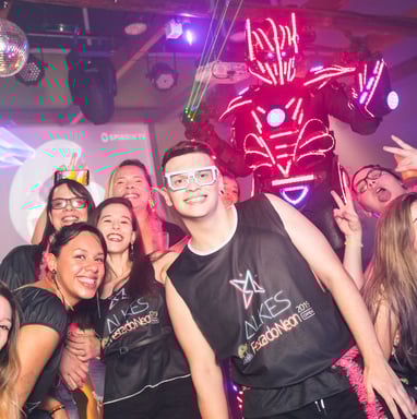 funcionários de uma empresa se divertindo numa festa de final de ano, empresarial