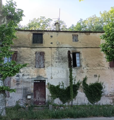 Auberge Martin (still legible above the main entrance.)