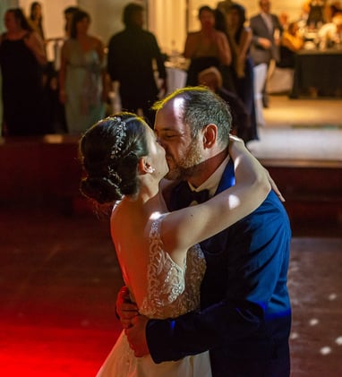 El beso de los Novios en el salón Mira Eventos
