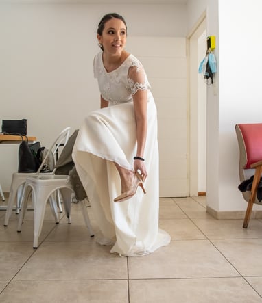novia arreglándose el zapato