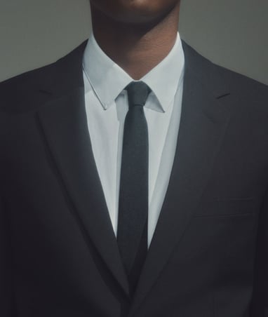 cravate noire et chemise blanche - Mr Afropolitan