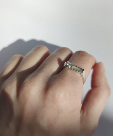 minimalus sidabro žiedas su moisanitu