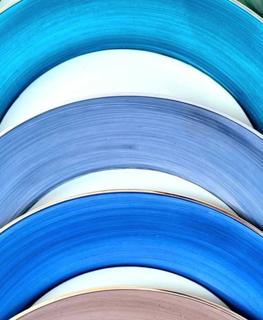 assiettes en porcelaine de différentes couleurs bleu