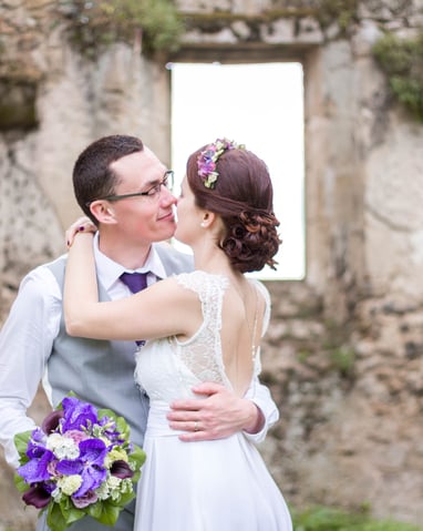 Séance couple en intimité au milieu des ruines de Noaillan