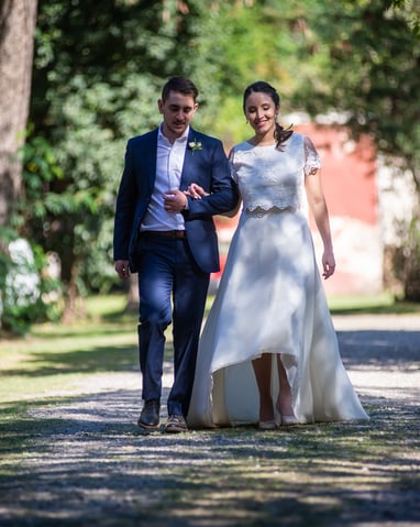 Novios caminanado