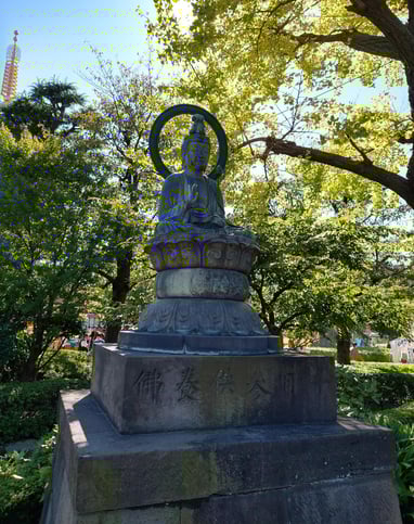 Budda pośród zieleni... a może to Kannon? Avalokitesvara??? Och nie wiem :(