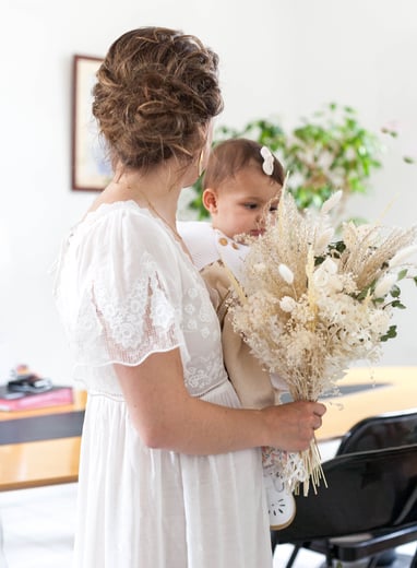 L'enfant de la nouvelle mariée joue avec le bouquet