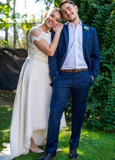 los novios posando