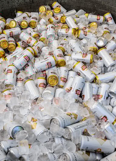 latas de cervezas stella artois en hielo fotografos de casamientos