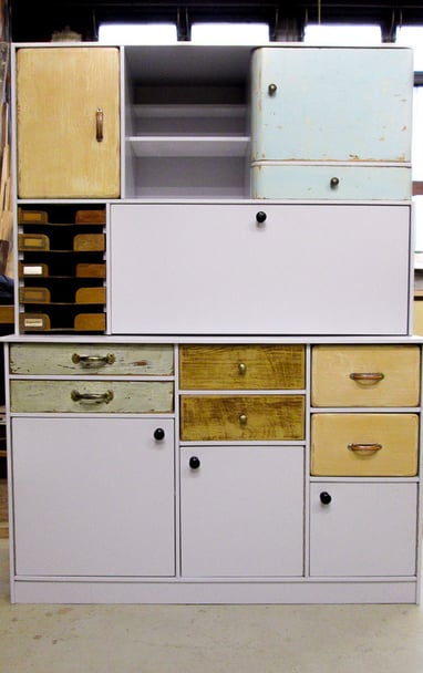 Küchenschrank mit vielen alten Schubladen und Schranktüren