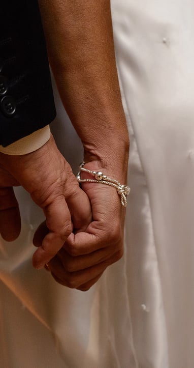 novios tomados de las manos, fotógrafos de casamientos en Córdoba