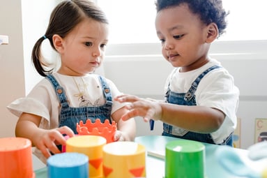 deux enfants de 2 ans qui jouent 