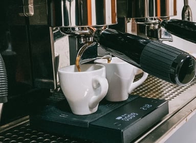Extracción de dos espressos desde máquina profesional en Confite Taller de Café