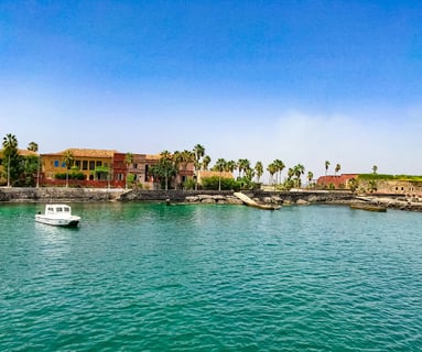 Ile de Gorée  Gorée avec ses eaux turquoises, l'île aux esclaves