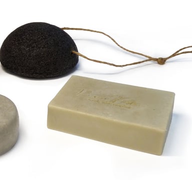 Jabones sólidos de: carbón y  de romero y champú solido artesano pelo graso con esponja natural.