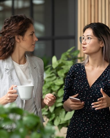 twee vrouwen aan het praten