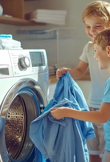 twee kinderen doen de was in de wasmachine