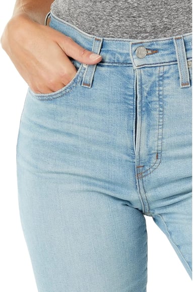 gros plan main dans la poche jean