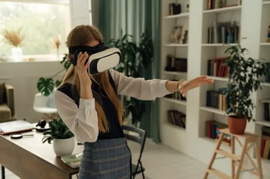 fille avec casque de réalité virtuelle
