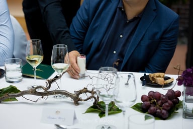 Ein Kellner, der eine Suppe zur Reinigung des Gaumens serviert.