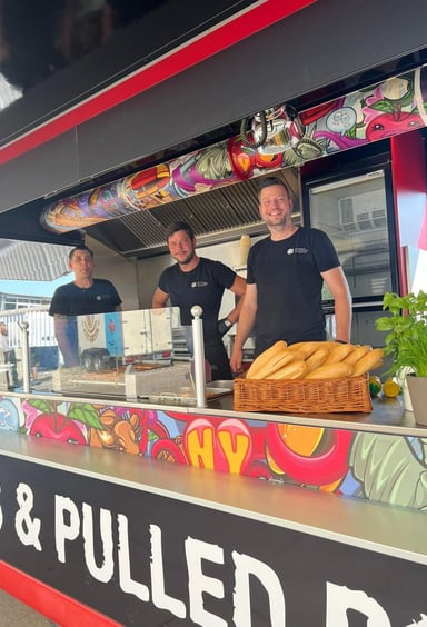 Stefan, Matze, Alex am arbeiten im Foodtruck