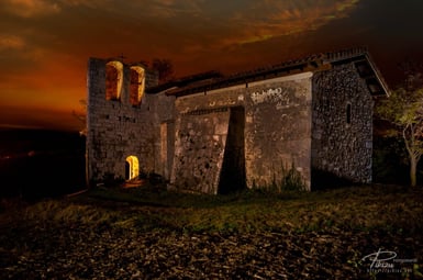Ermita en la noche