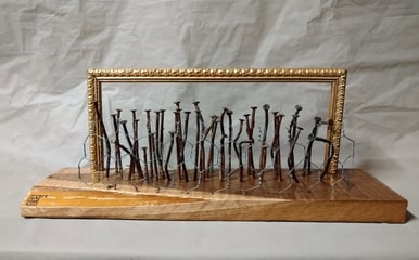 sculpture avec des clous 