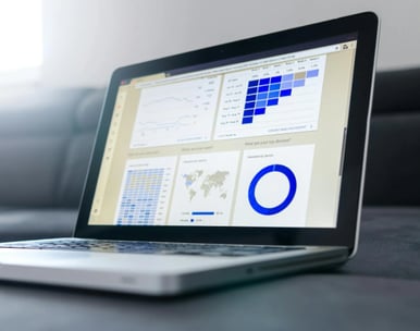 Computador com Dashboard pronto realizar análises estratégicas