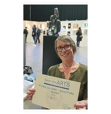 Lode posant à côté de Coquille, 1er prix du Jury au Salon des Arts du Perray-en-Yvelines